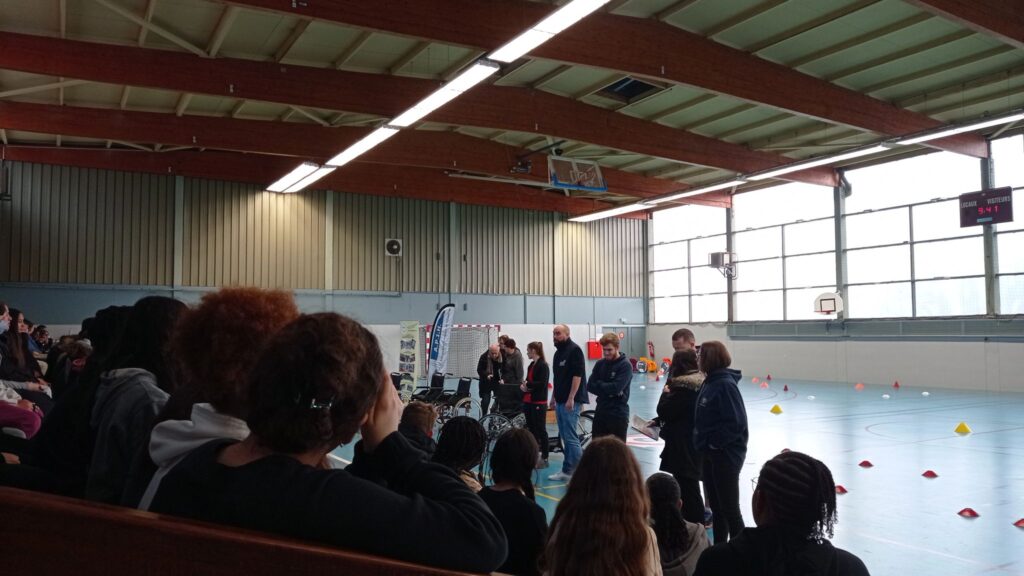 Journée sport et handicap au collège des Aulnes de Combs-la-Ville avec le médiateur pour le climat scolaire.