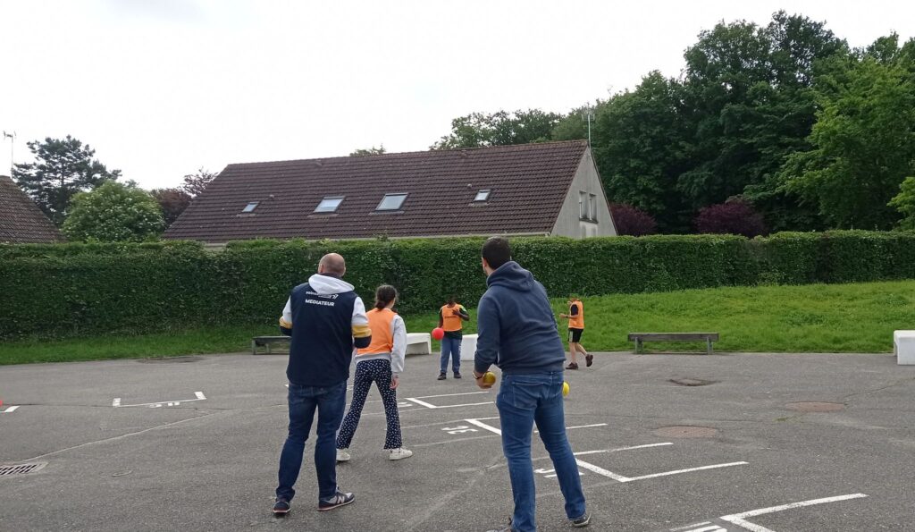 Séance sur les rumeurs avec une classe de 6eme du collège les Cités Unies à Combs-la-Ville avec le médiateur Julien Courtalon et Play international. 