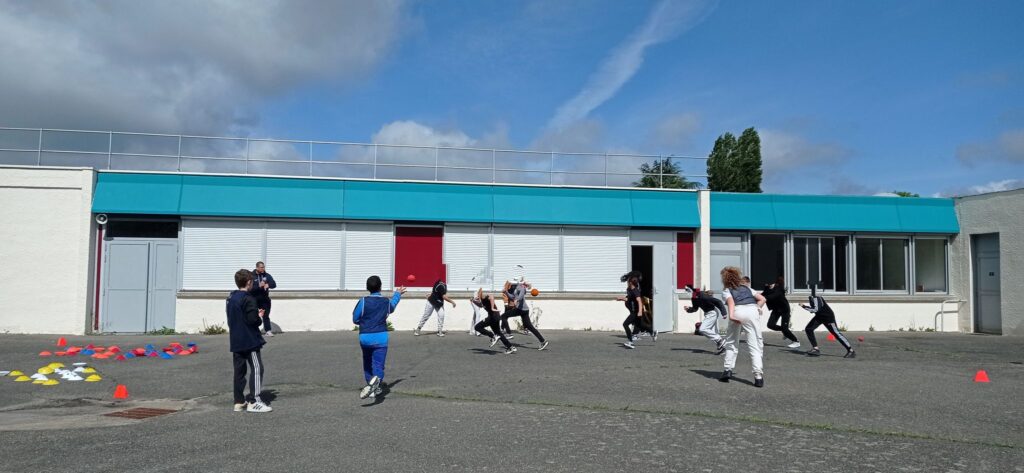 Séance de playdagogie avec le médiateur pour le climat scolaire.