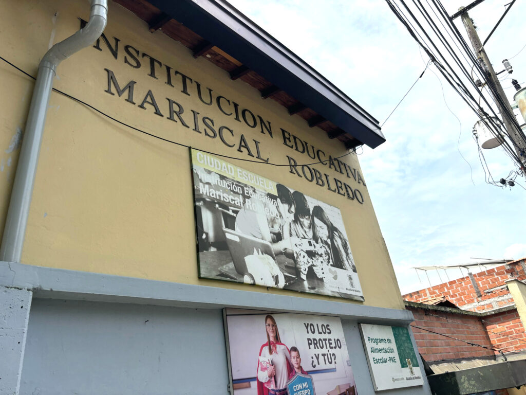 L'école Mariscal Robledo à Medellín a intégré le projet d'Édifice en Colombie.