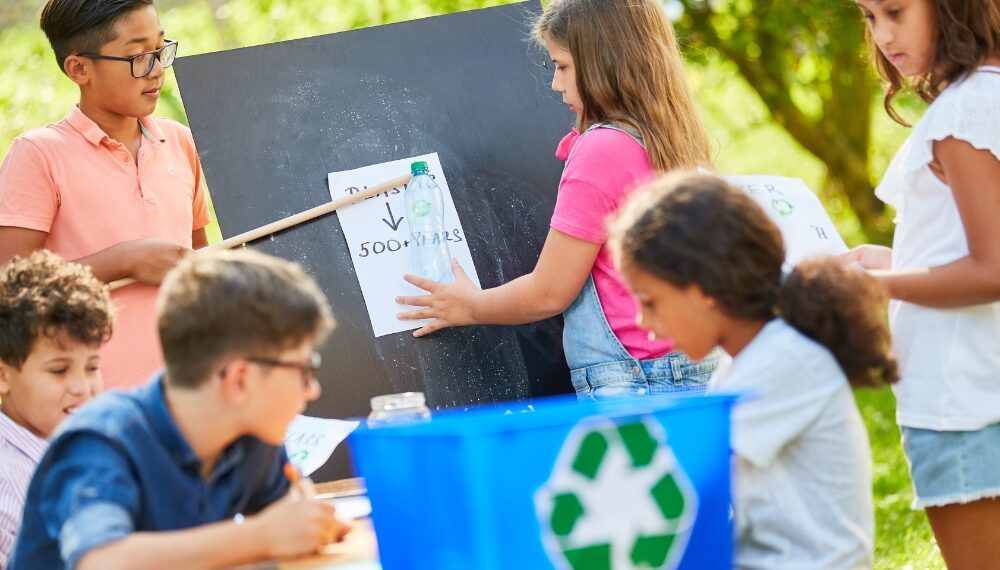 Des éco-délégués mènent des actions de ramassage des déchets autour de leur école