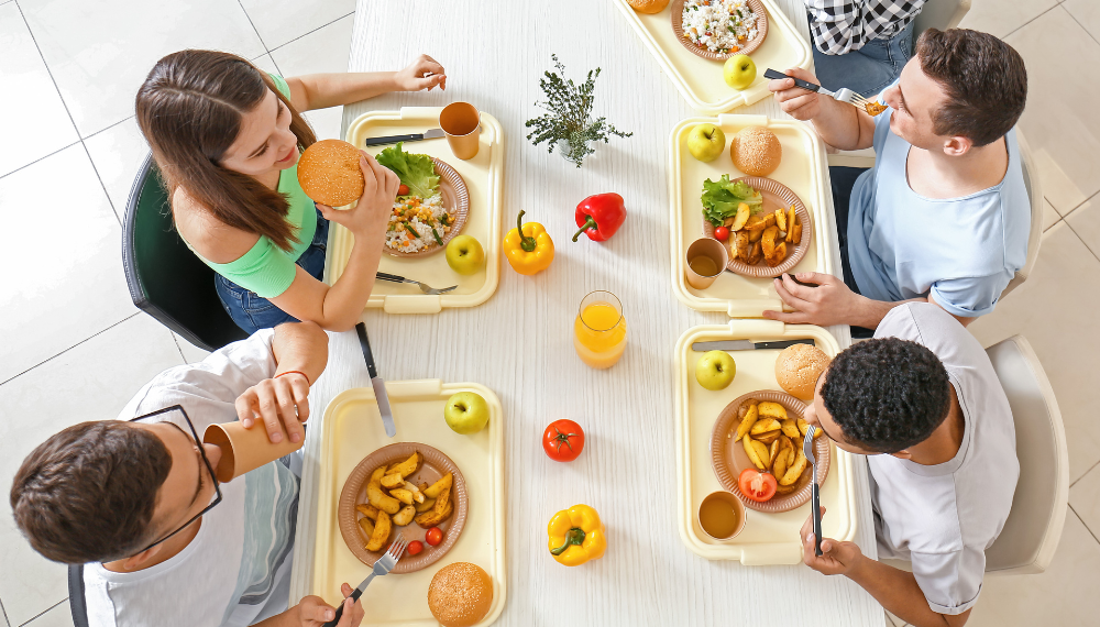 Semaine du goût : des élèves sont réunis autour d'une table de cantine pour le déjeuner