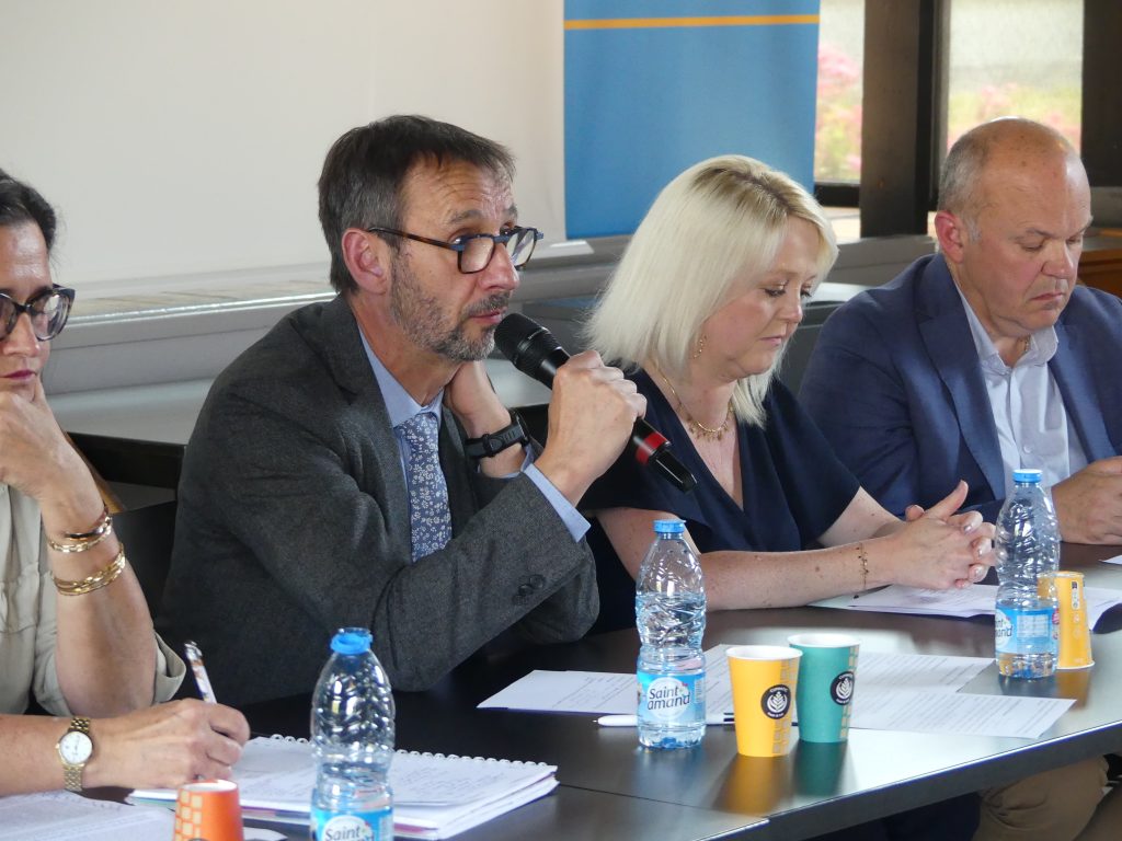 Le principal d'un collège explique comment l'ENT sert la déconnexion des élèves lors d'un voyage scolaire.