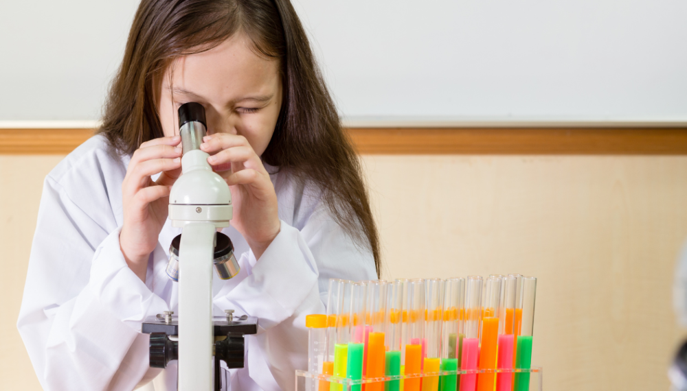 Des défis scientifiques éveillent la curiosité de toute une école